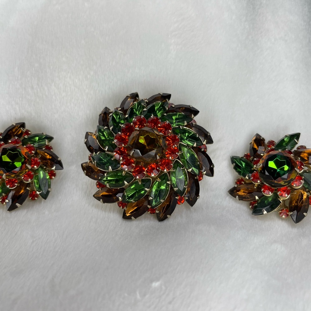 Vintage Floral Crystal Brooch - Picture 2 of 9